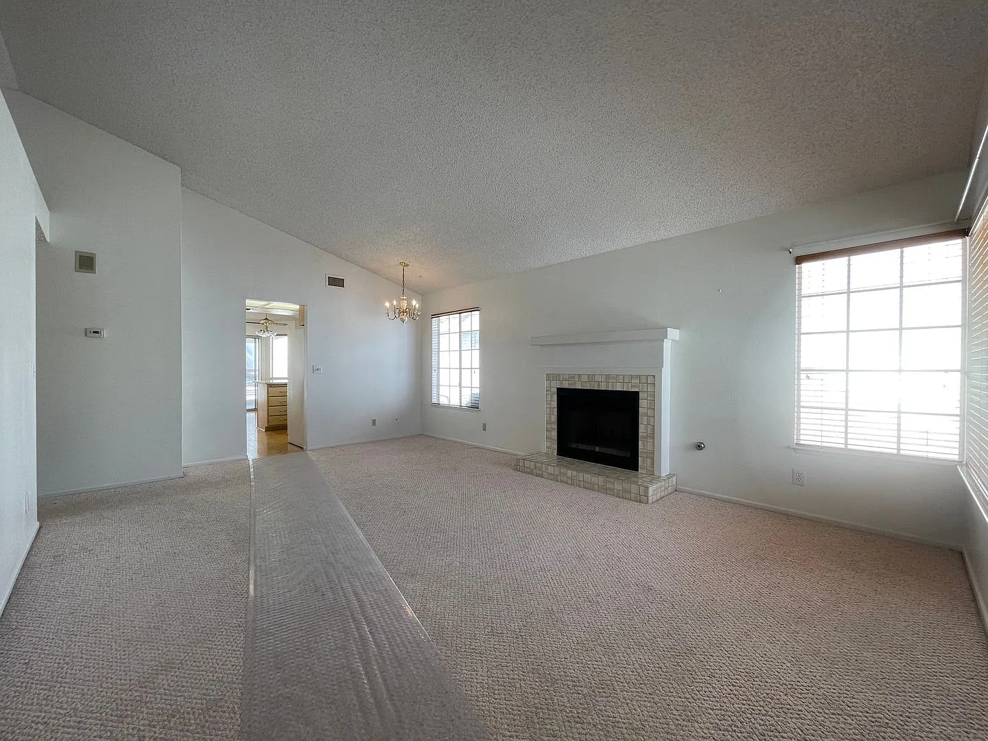3 Bedroom House in The Lakes! — Photo 3