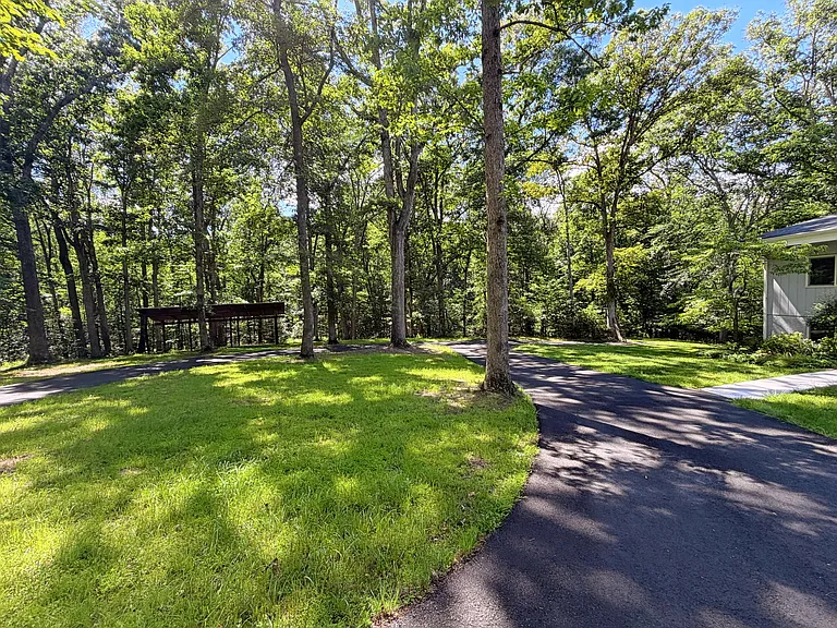 10611 Allenwood Ln — Photo 45