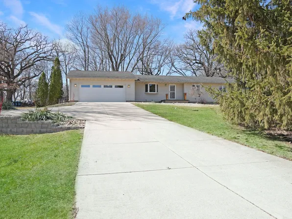 7051 N Union Rd, Cedar Falls, IA 50613