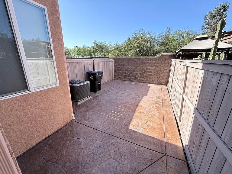 1653 Irwin St — Photo 2