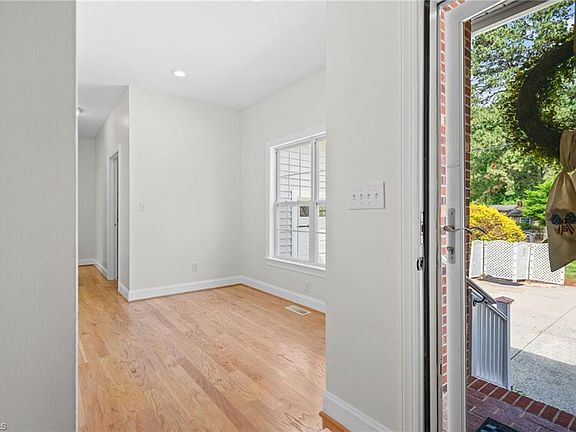 5th image of 26 Robinhood Cir