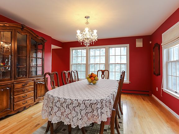4th image of 34 Overbrook Dr