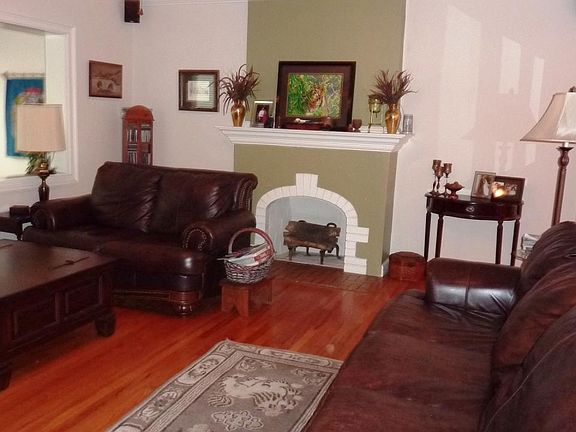 3rd image of 4551 Redwood Ave