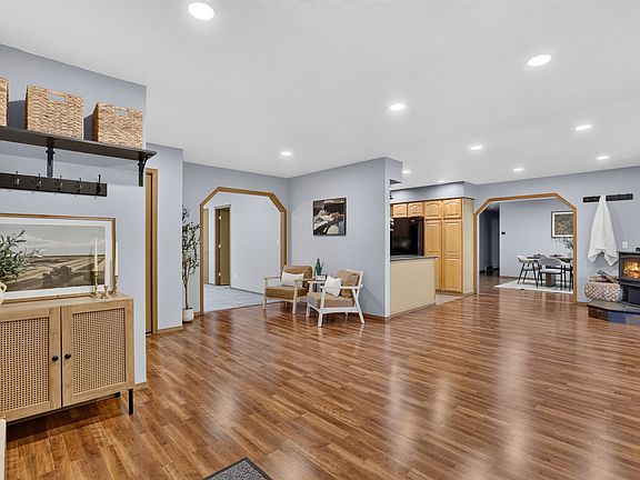 3rd image of 413 33rd Ave NE