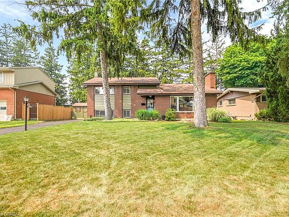 2nd image of 10 Brier Cres