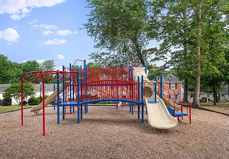 Blue Ridge Crossing Apartments & Townhomes — Photo 22
