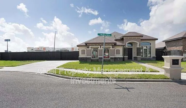 312 Kika De La Garza St — Photo 5