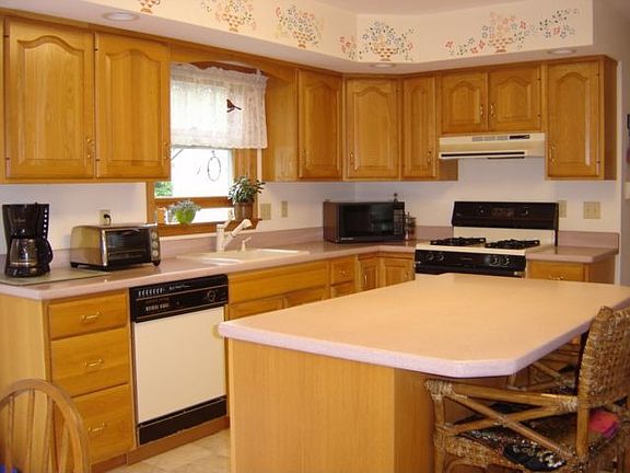 kitchen w/island