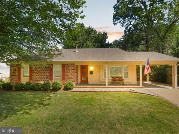 8304 Briar Creek Dr, Annandale, VA 22003