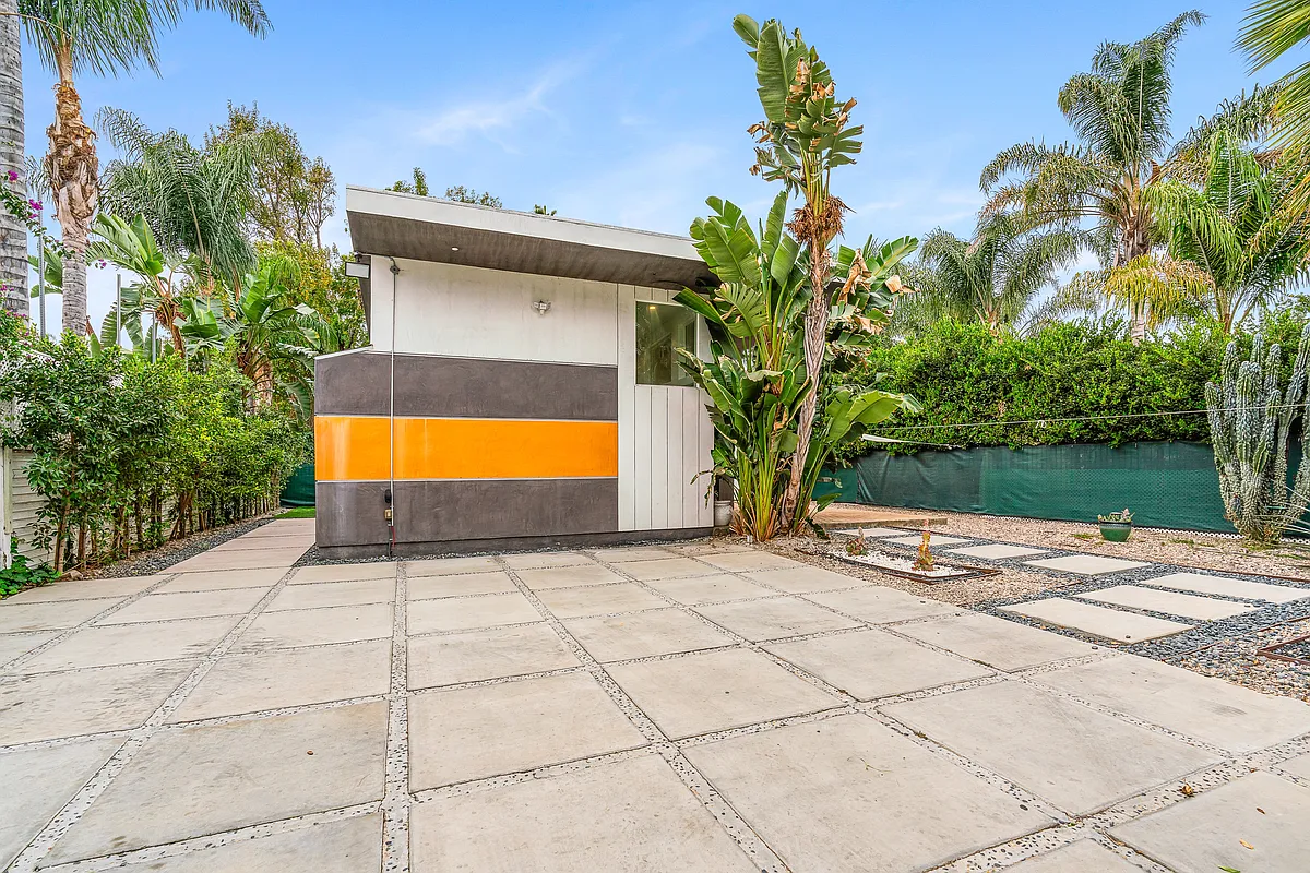 Building Photo - 8617 Lasaine Ave