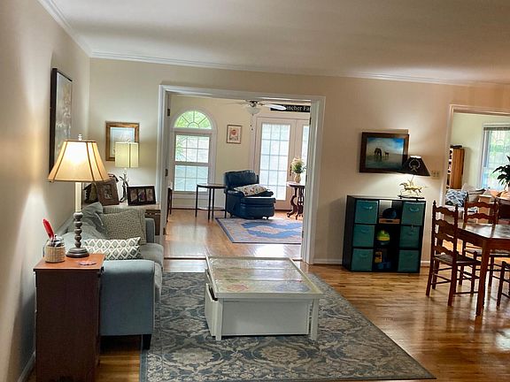 2nd image of 909 Crosshill Dr