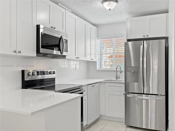 8055 NW 8th St APT 3, Miami, FL 33126