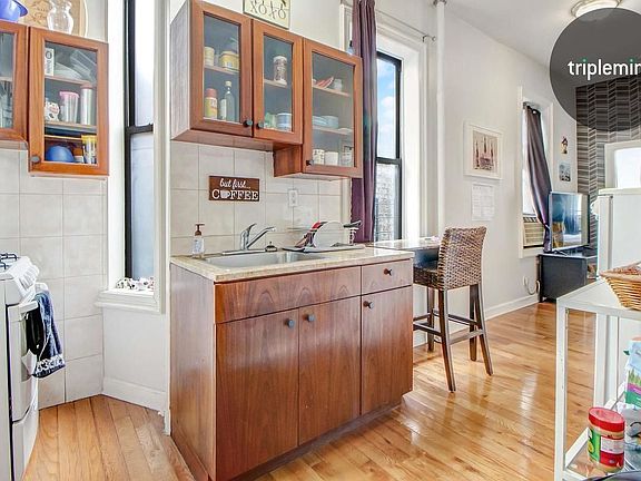 4th image of 262 W 22nd St #18A
