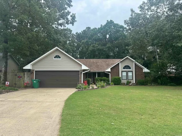 305 Regal Oaks Cir, White Hall, AR 71602