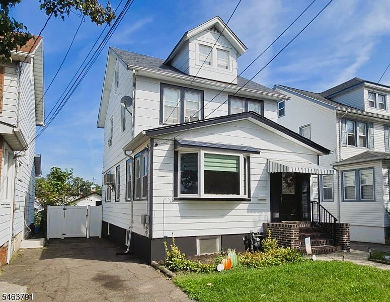 1st image of 2035 Balmoral Ave