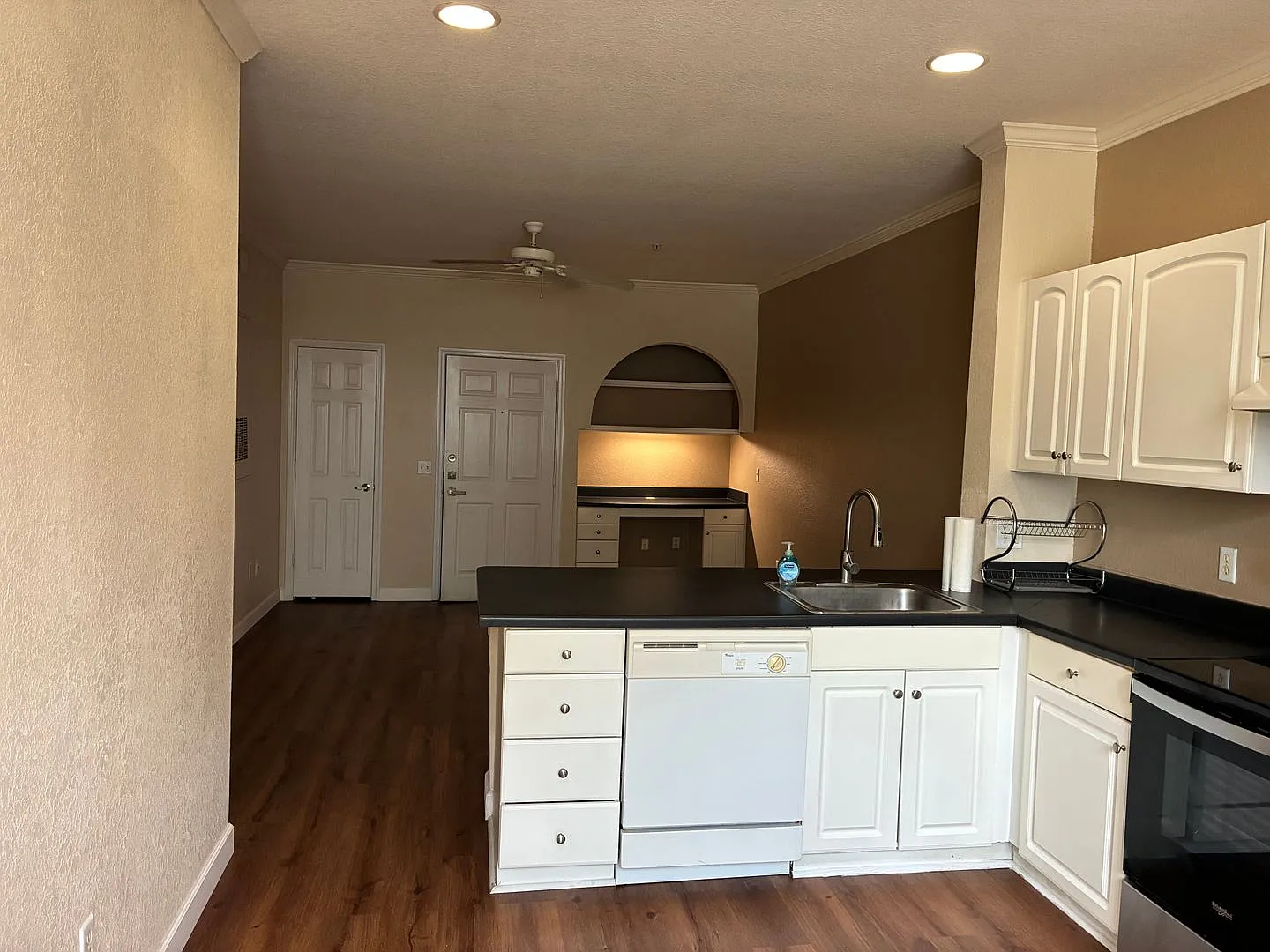645 sq ft 1 bedroom w/private patio free water — Photo 4