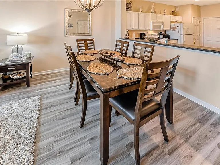 1080 Hampton Cir — Photo 4