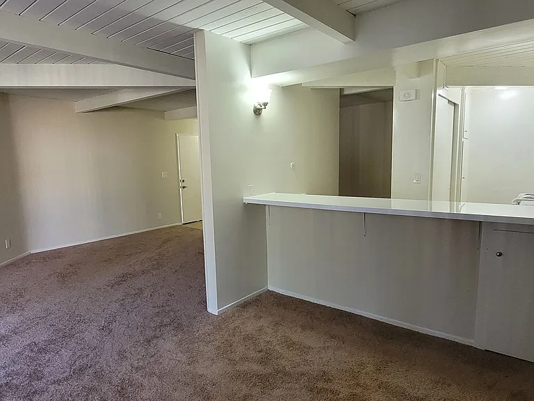 Lido Isle Apartments — Photo 6