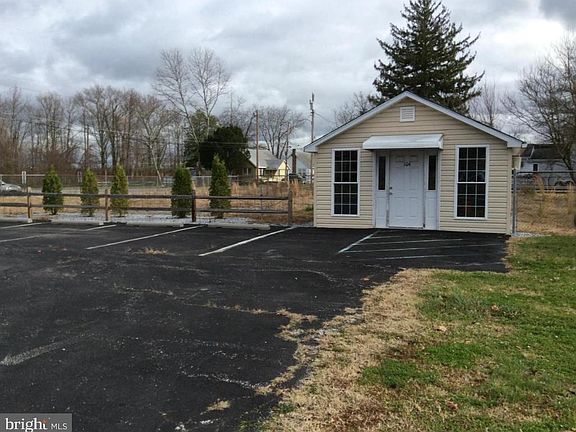 2nd image of 104 N Hook Rd