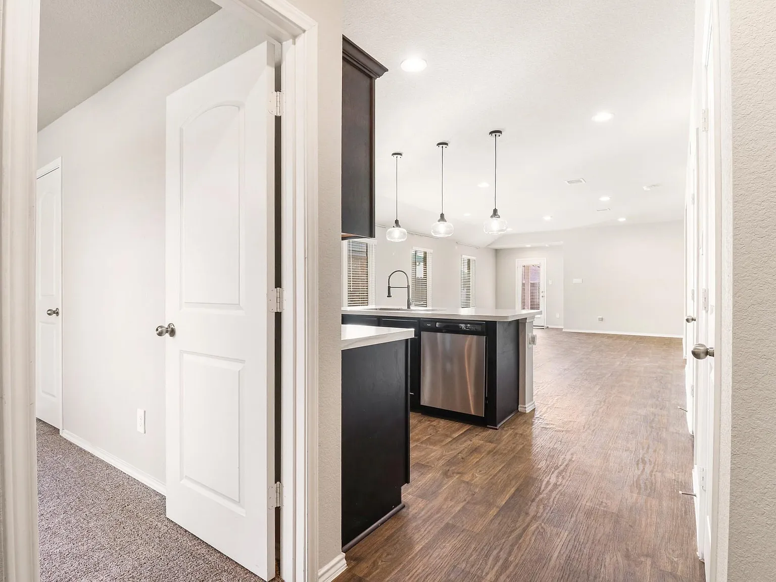 4 bed, 2.0 bath, 1838 sqft, $2,300 — Photo 4