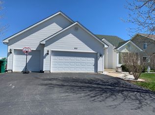 902 Shorewood Dr, Shorewood, IL 60404