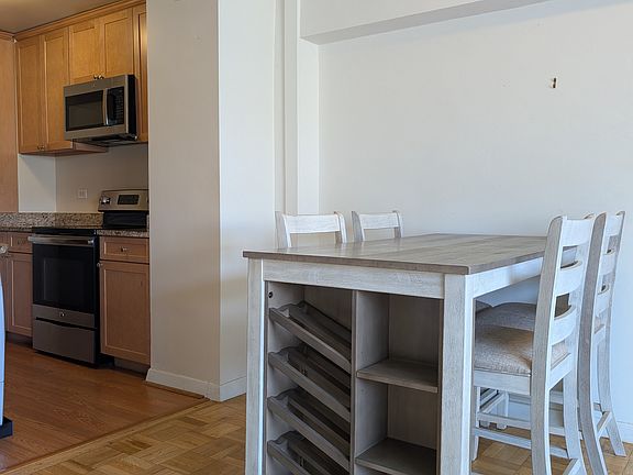 Dining set included in rent, if desired