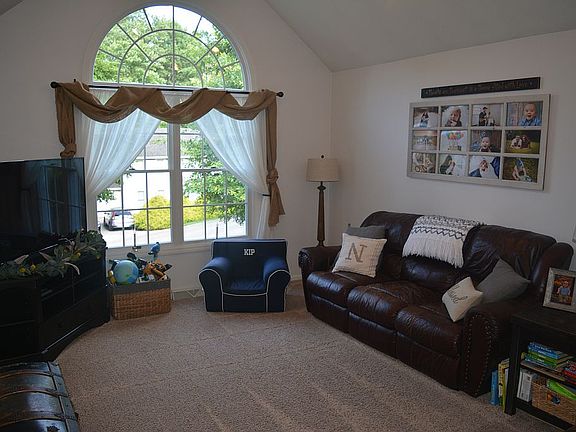 4th image of 220 E Hilltop Dr