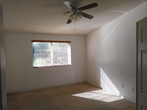 4th image of 2304 SE 24th Ave