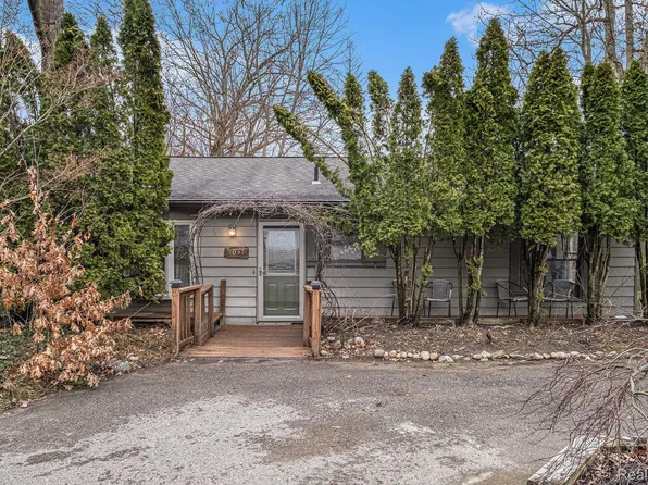 9097 Sherwood Dr, Davisburg, MI 48350