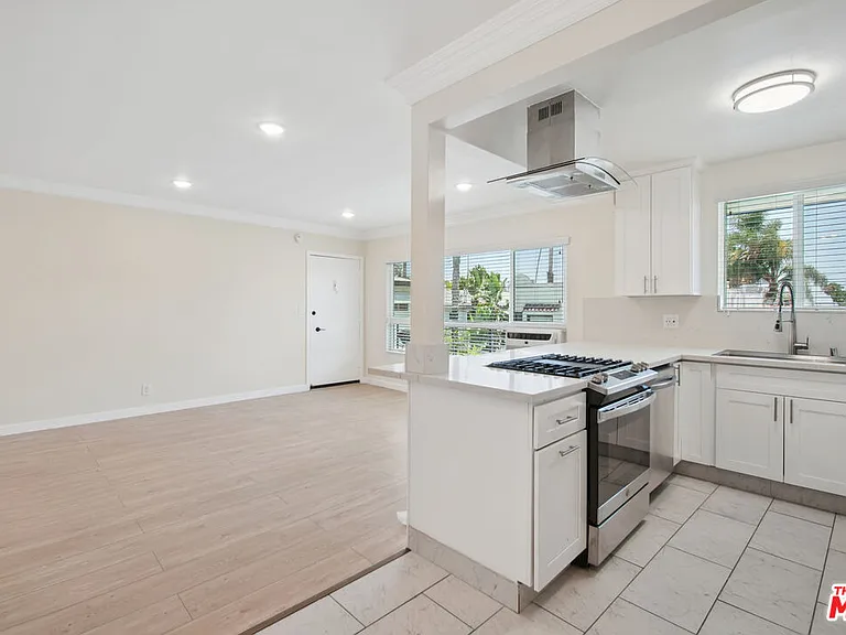 1215 N Hayworth Ave #206 — Photo 7