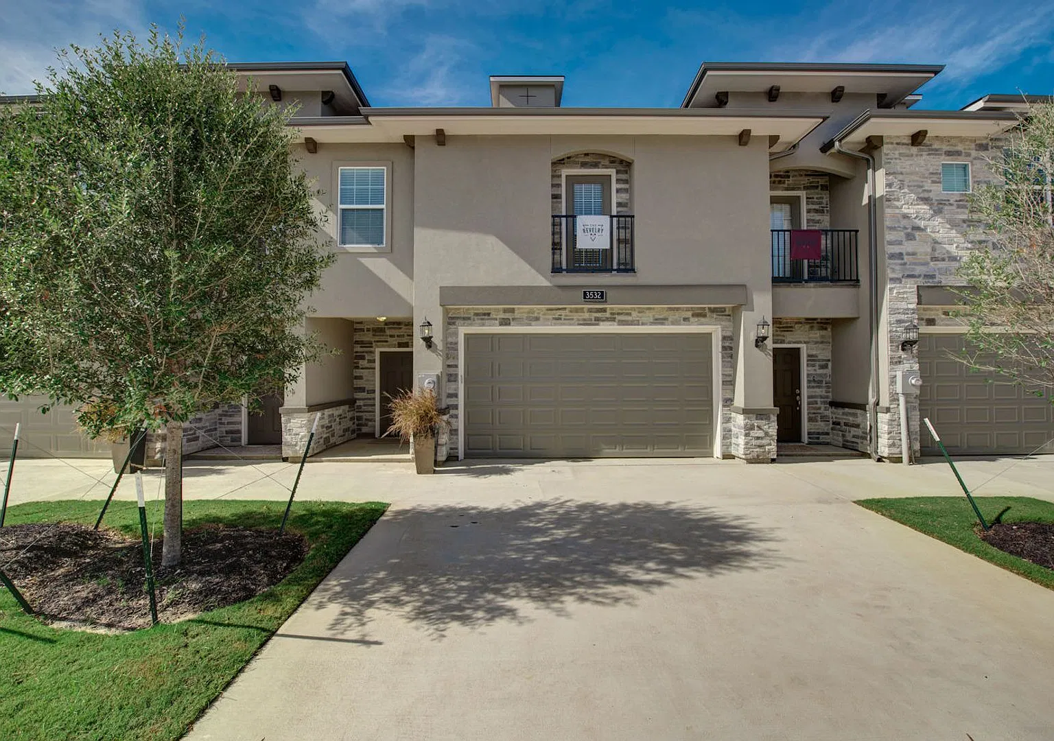 3 Bed at Pershing Pointe! — Photo 3