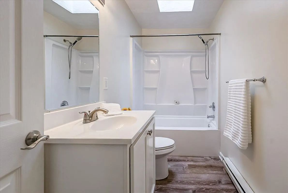 4 bed, 1.5 bath, 1220 sqft, $2,300 — Photo 2