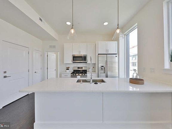 4th image of 1125 N American St #6