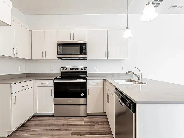 3 bed, 1272 sqft, $2,100 — Photo 4