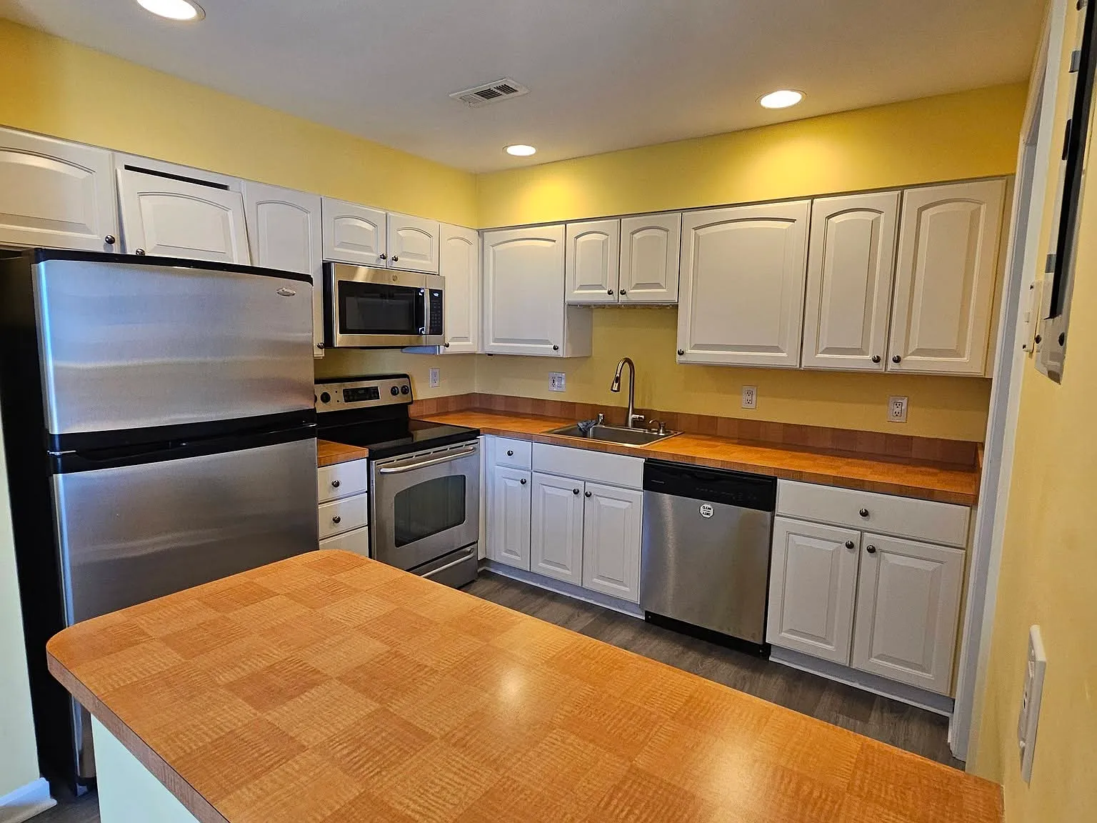 2 bed, 950 sqft, $2,200 — Photo 4