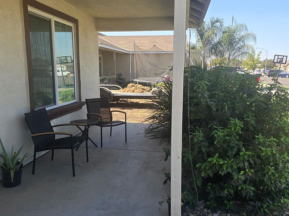 2nd image of 272 E San Pedro St
