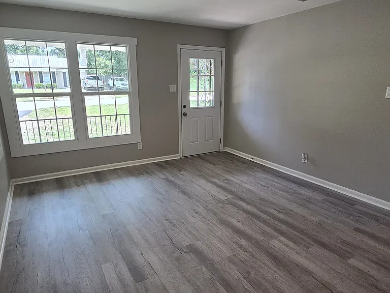 6405 Waverly Dr N — Photo 7