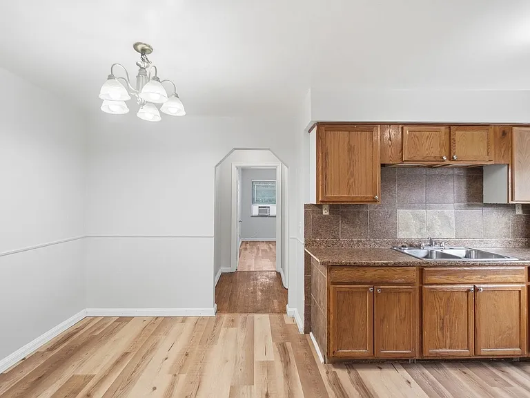 Cozy Apartment Building in Reading District! — Photo 12