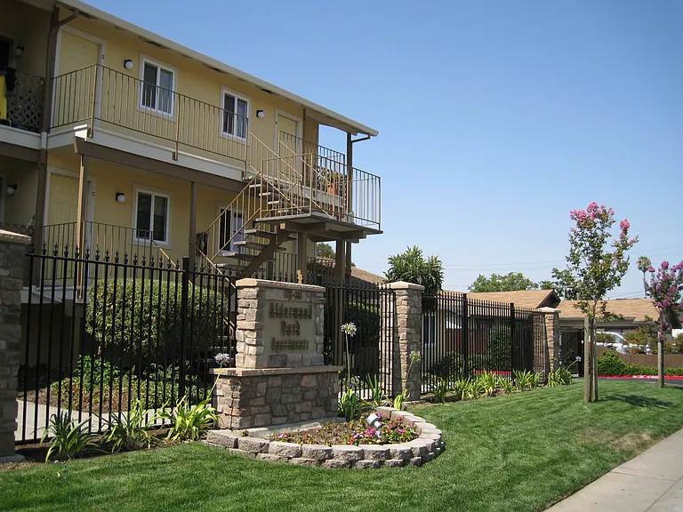 Alderwood Park Apartments — Photo 11