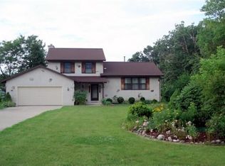 905 Woodland Park Dr, Delafield, WI 53018