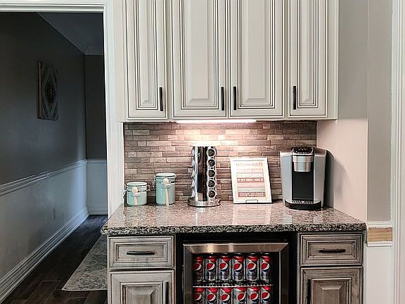 3rd image of 2058 Cavendale Dr
