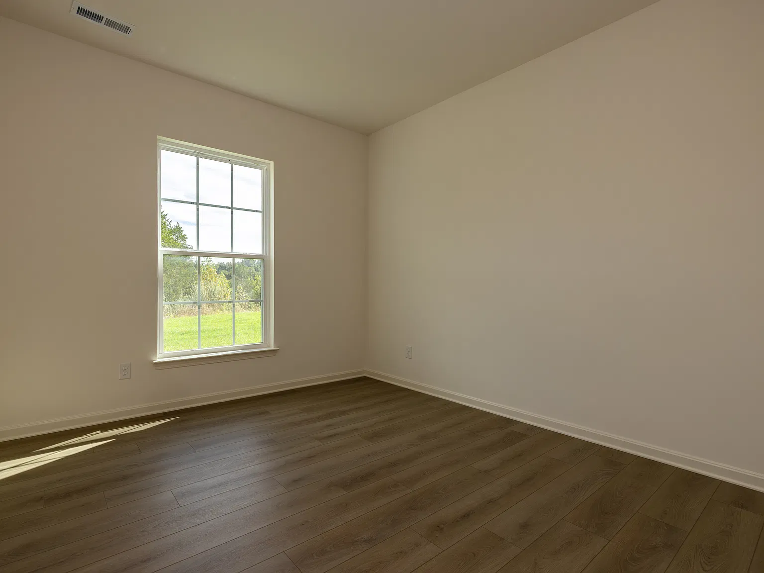 4 bed, 2.5 bath, 2350 sqft, $2,449 — Photo 4