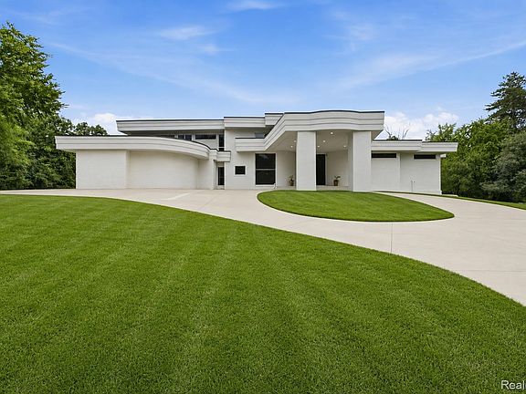 3rd image of 24696 Franklin Park Dr