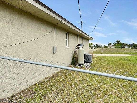 3rd image of 302 NE 9th Ter