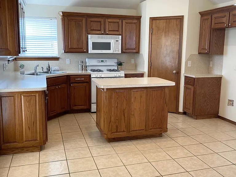 629 Loyd Ln — Photo 9