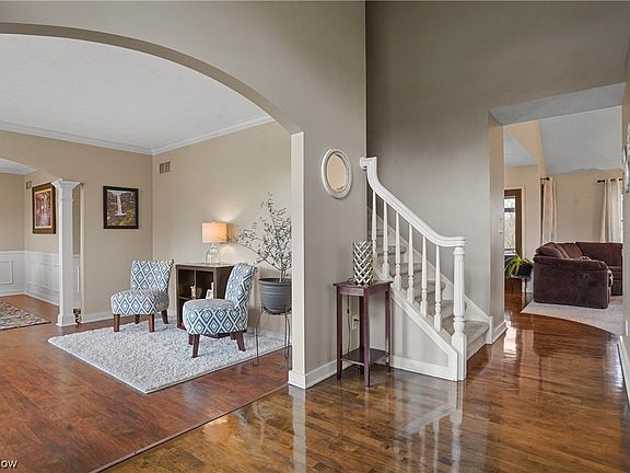 5th image of 633 Woodhaven Dr