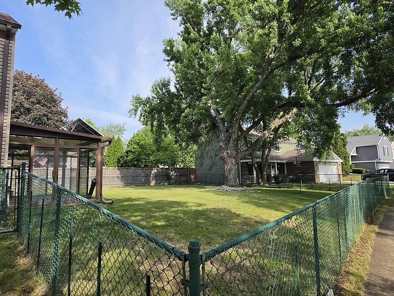 800 W Beechtree Ln — Photo 3