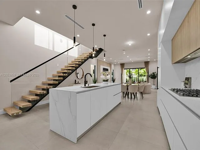 920 NE 17th Ave — Photo 3