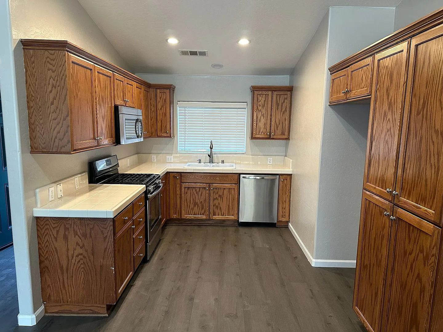 1015 W. Westmont Ct. - 3 Bedroom 2 Bath - Visalia — Photo 4