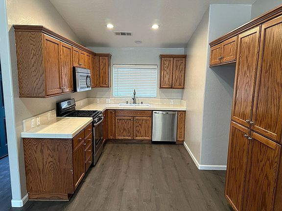 4th image of 1015 W Westmont Ct